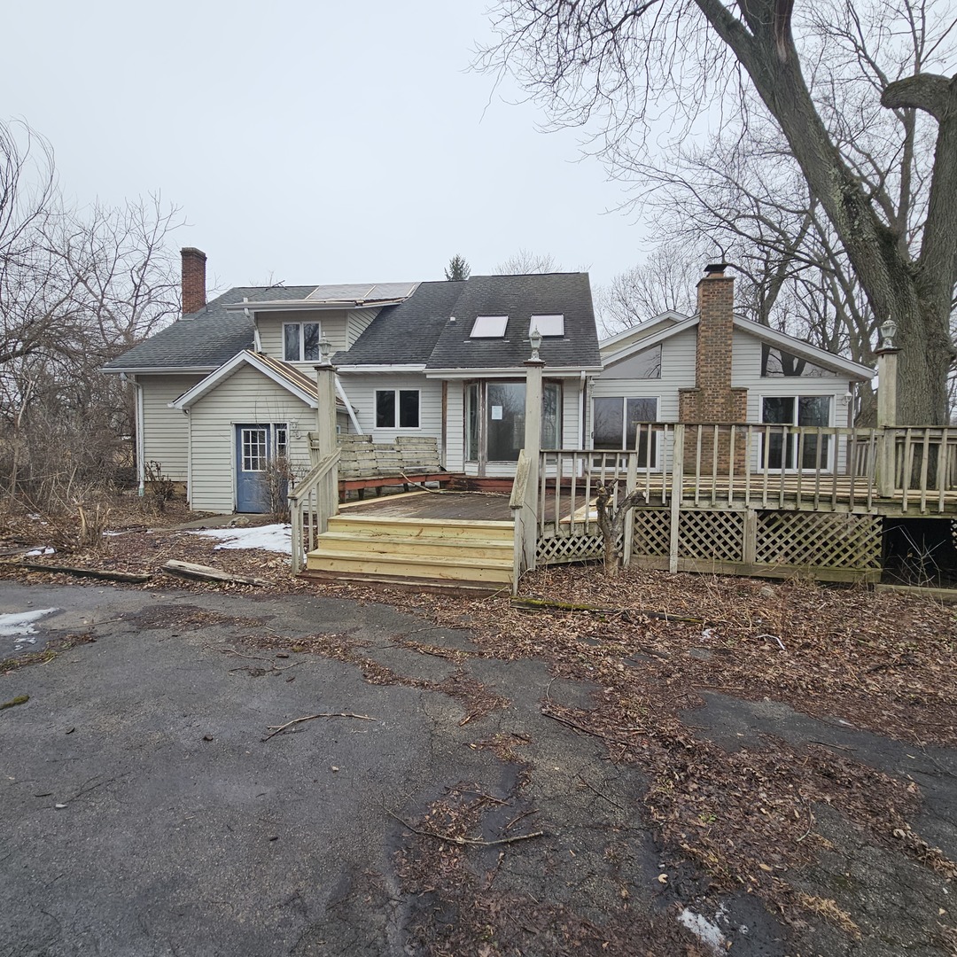 181 Old Sutton Road Barrington, IL 60010 - Photo 4 of 21 a front view of a house with a yard