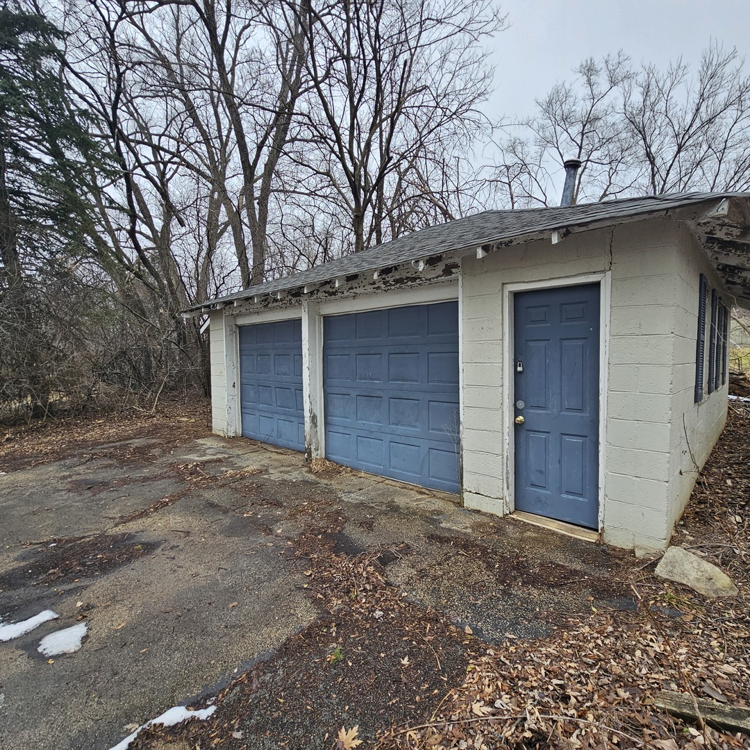 181 Old Sutton Road Barrington, IL 60010 - Photo 5 of 21 a house with a outdoor space