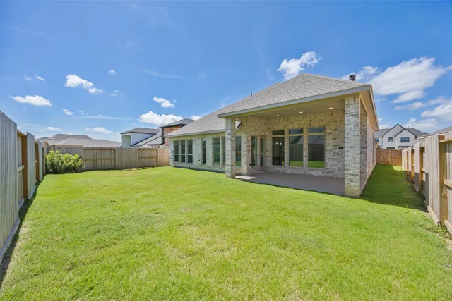 a view of an house with backyard porch and garden