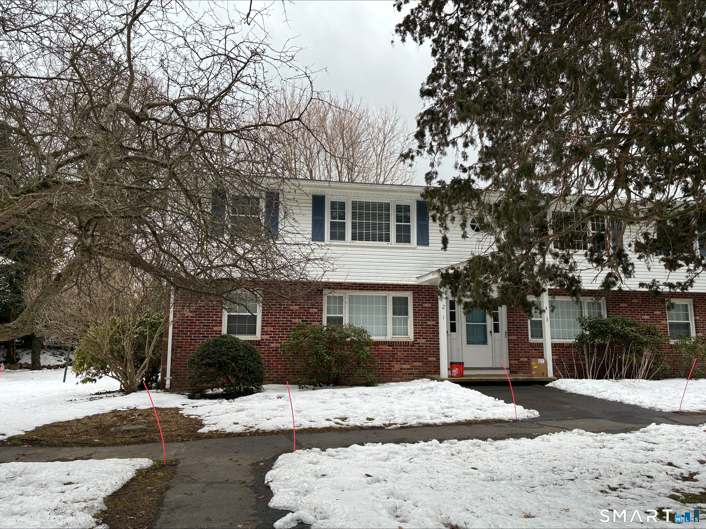 26 College Street, Unit 2 Clinton, CT 06413 - Photo 2 of 27 a front view of a house with a yard