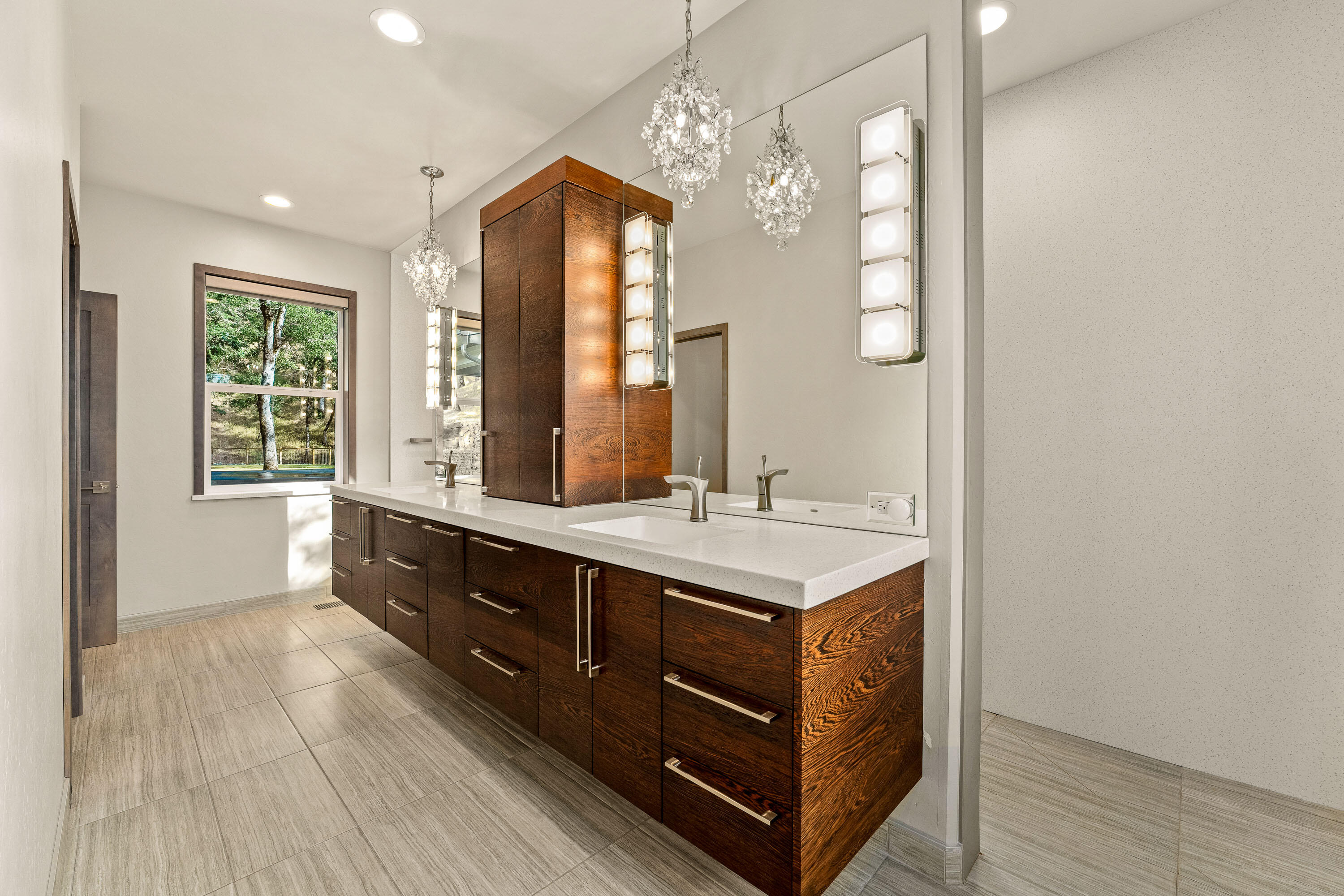 182 Wards Creek Road Rogue River, OR 97537 - Photo 31 of 80 a spacious bathroom with a double vanity sink and a mirror