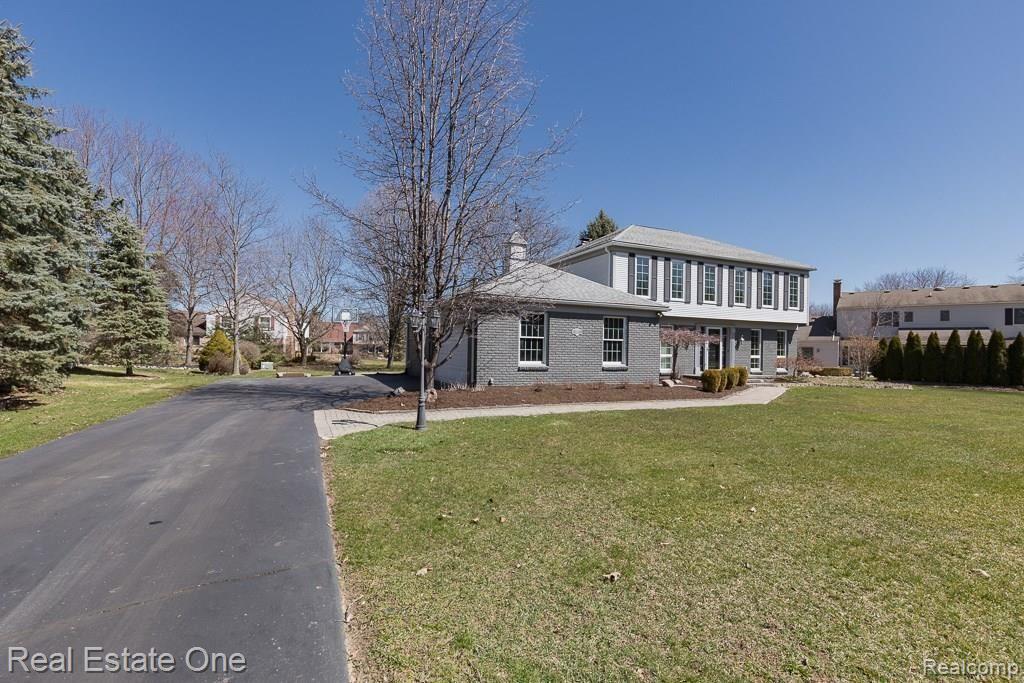 1352 Chestnut Lane Rochester Hills, MI 48309 - Photo 2 of 35