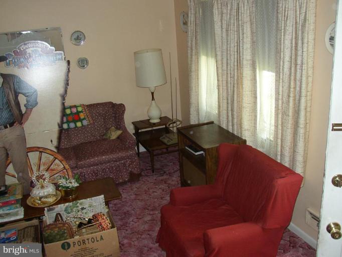 675 Queensgate Road Baltimore, MD 21229 - Photo 3 of 9 Living Room