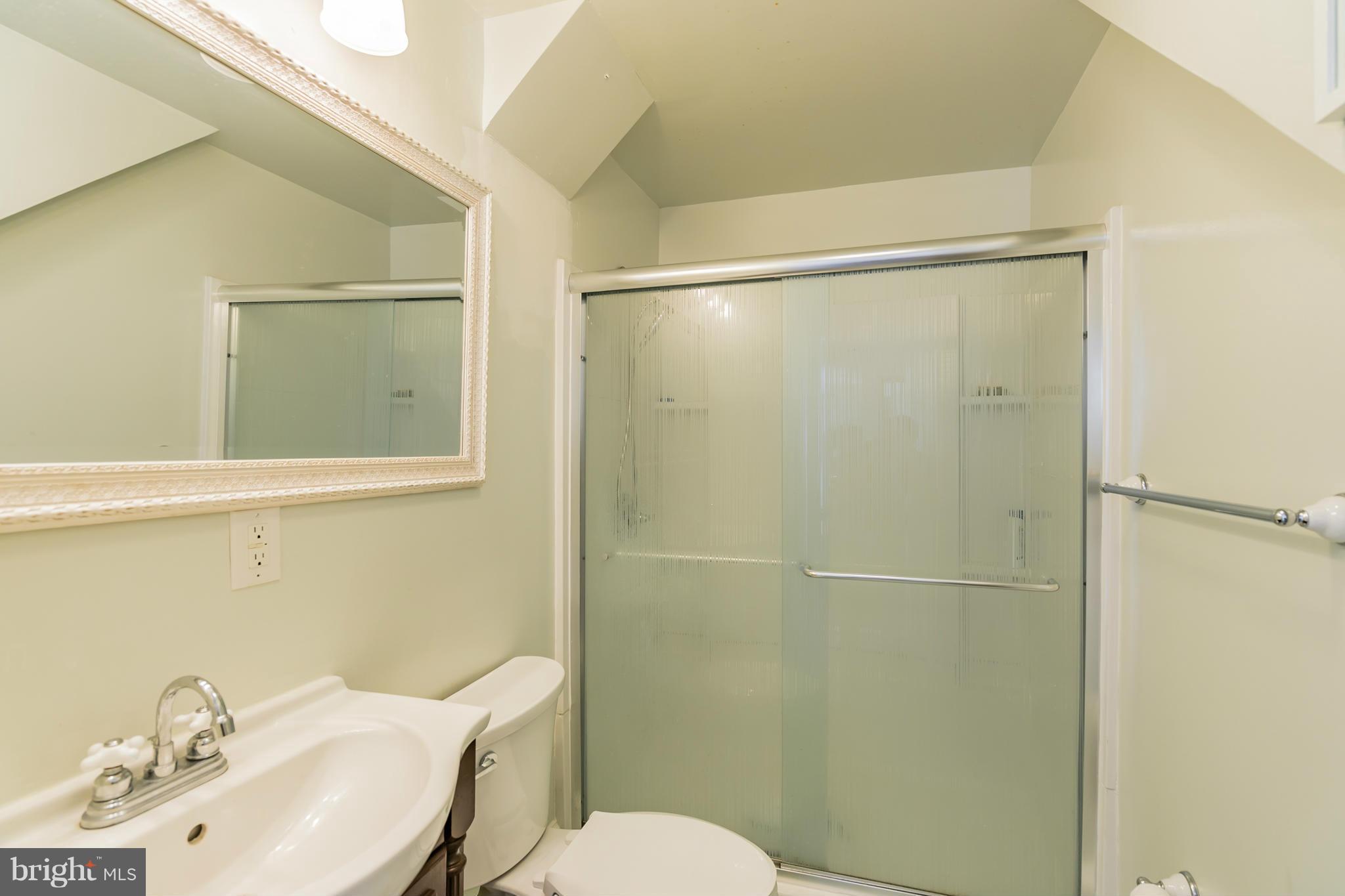 20285 Blue Ridge Mountain Road Paris, VA 20130 - Photo 15 of 30 Full bath on main level