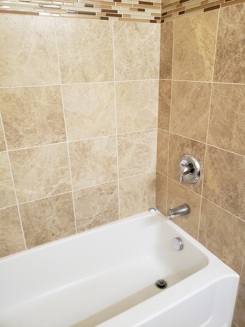3554 South Dearborn Street Chicago, IL 60609 - Photo 16 of 22 a bathroom with a bathtub
