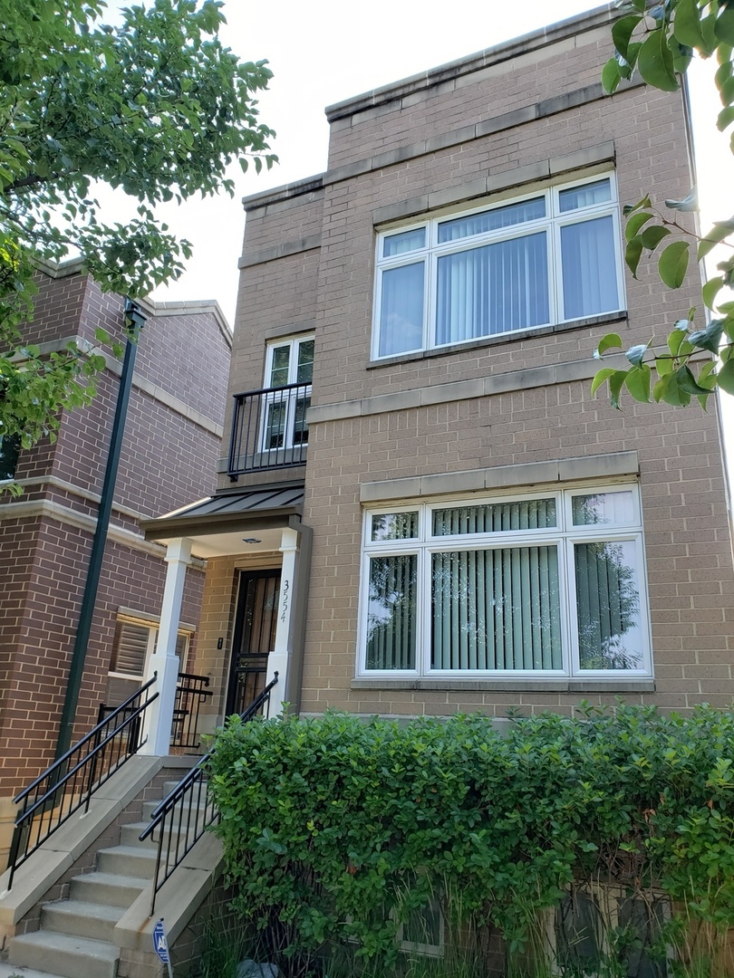 3554 South Dearborn Street Chicago, IL 60609 - Photo 19 of 22 a house view with a garden space