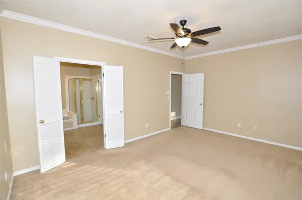 a view of a livingroom with a ceiling fan