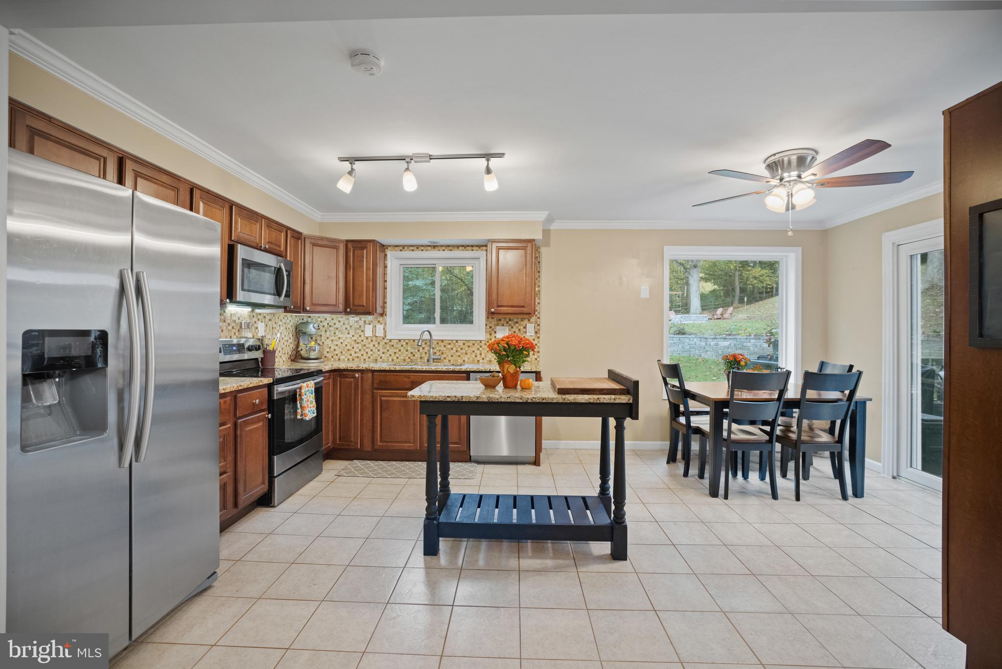 6420 Yates Ford Road Manassas, VA 20111 - Photo 11 of 57 Large eat in gourmet kitchen