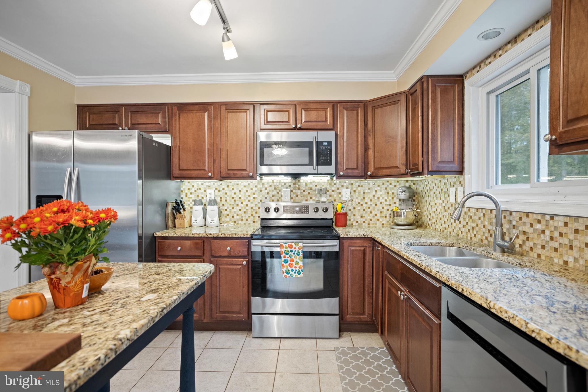 6420 Yates Ford Road Manassas, VA 20111 - Photo 13 of 57 Granite island for prep space
