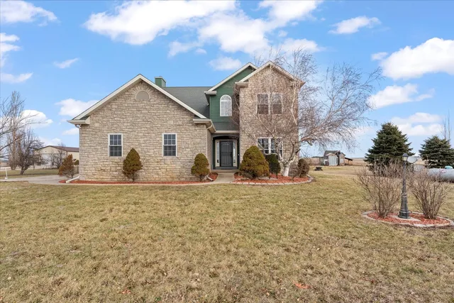 a view of a house with backyard and trees