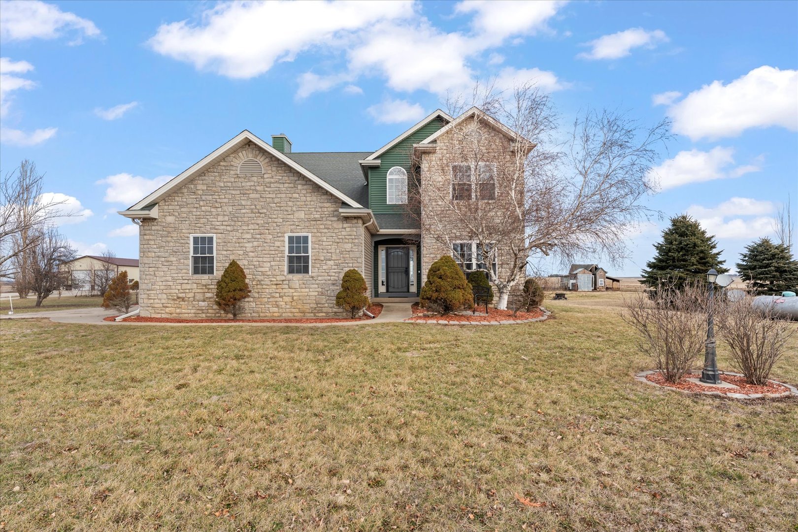 a view of a house with backyard and trees