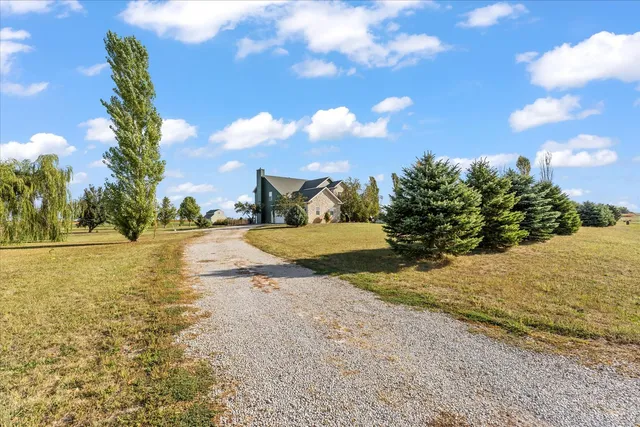 $410,000 | 1376 East 2950 North Road, Mansfield, IL 61854