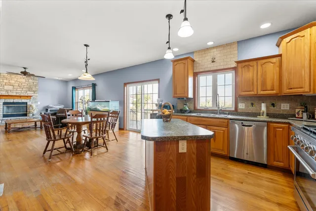 $410,000 | 1376 East 2950 North Road, Mansfield, IL 61854