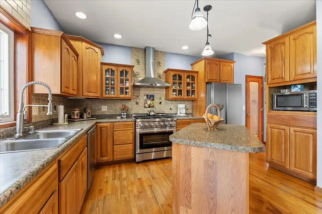 $410,000 | 1376 East 2950 North Road, Mansfield, IL 61854