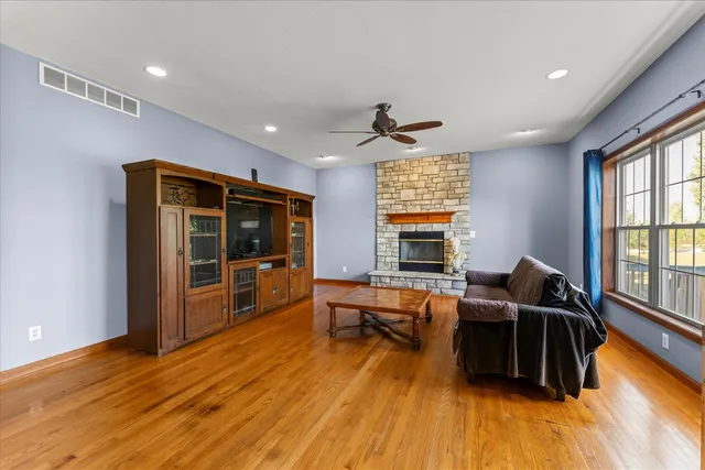 $410,000 | 1376 East 2950 North Road, Mansfield, IL 61854