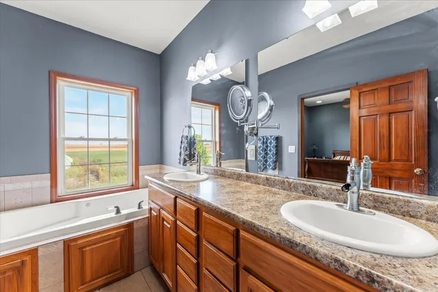 $410,000 | 1376 East 2950 North Road, Mansfield, IL 61854