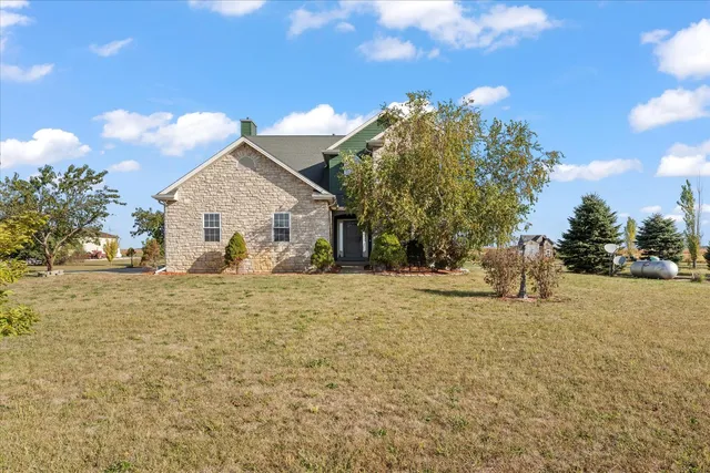 $410,000 | 1376 East 2950 North Road, Mansfield, IL 61854