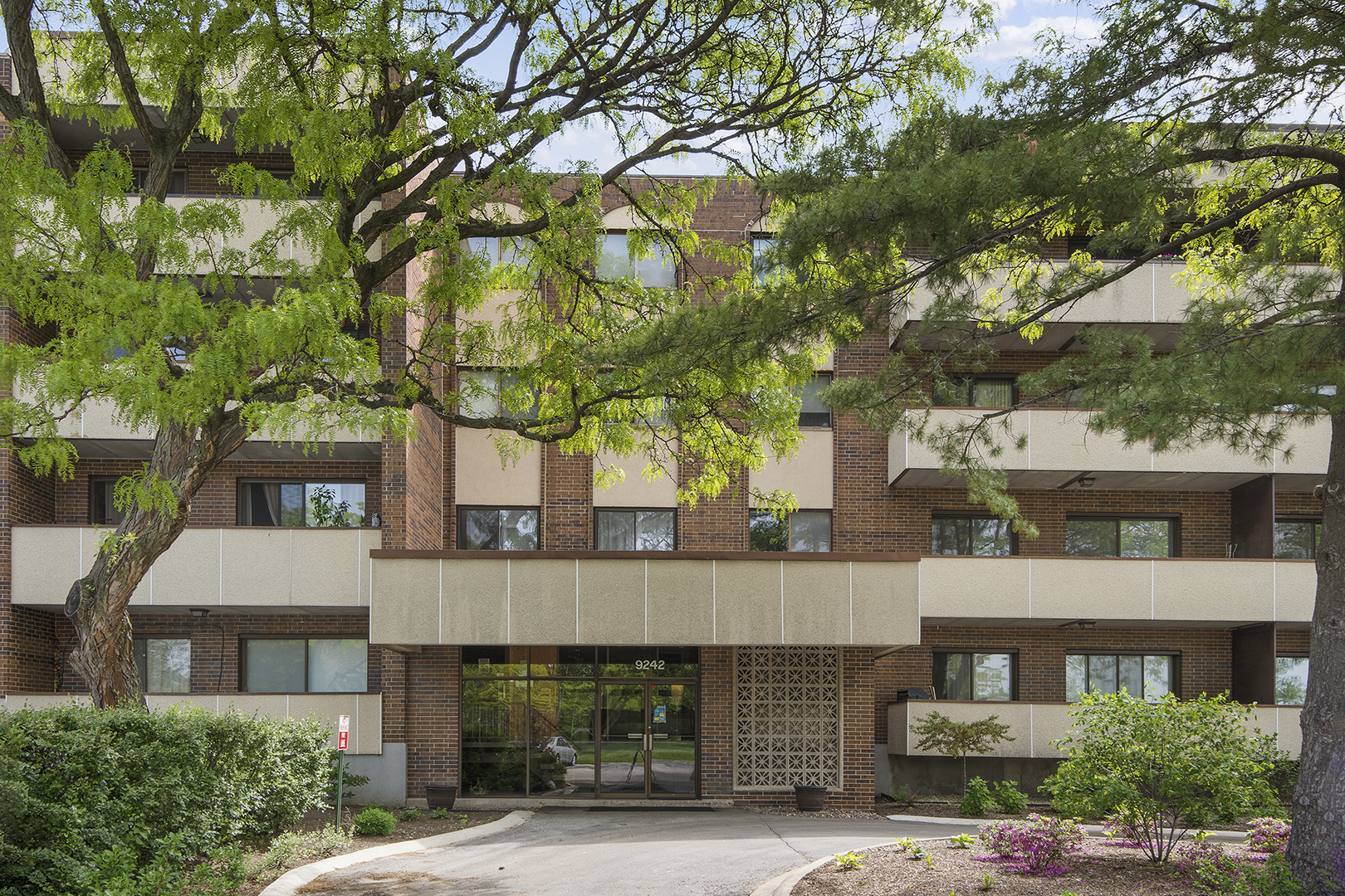 9242 Gross Point Road, Unit B211 Skokie, IL 60077 - Photo 1 of 19 Gallery Image 1