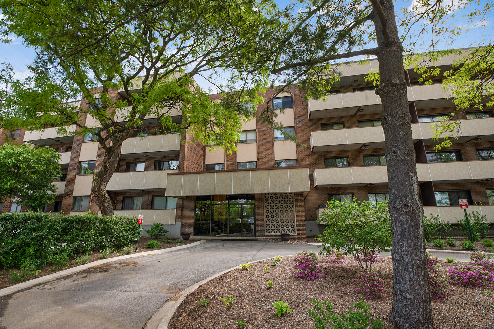 9242 Gross Point Road, Unit B211 Skokie, IL 60077 - Photo 2 of 19 Gallery Image 2