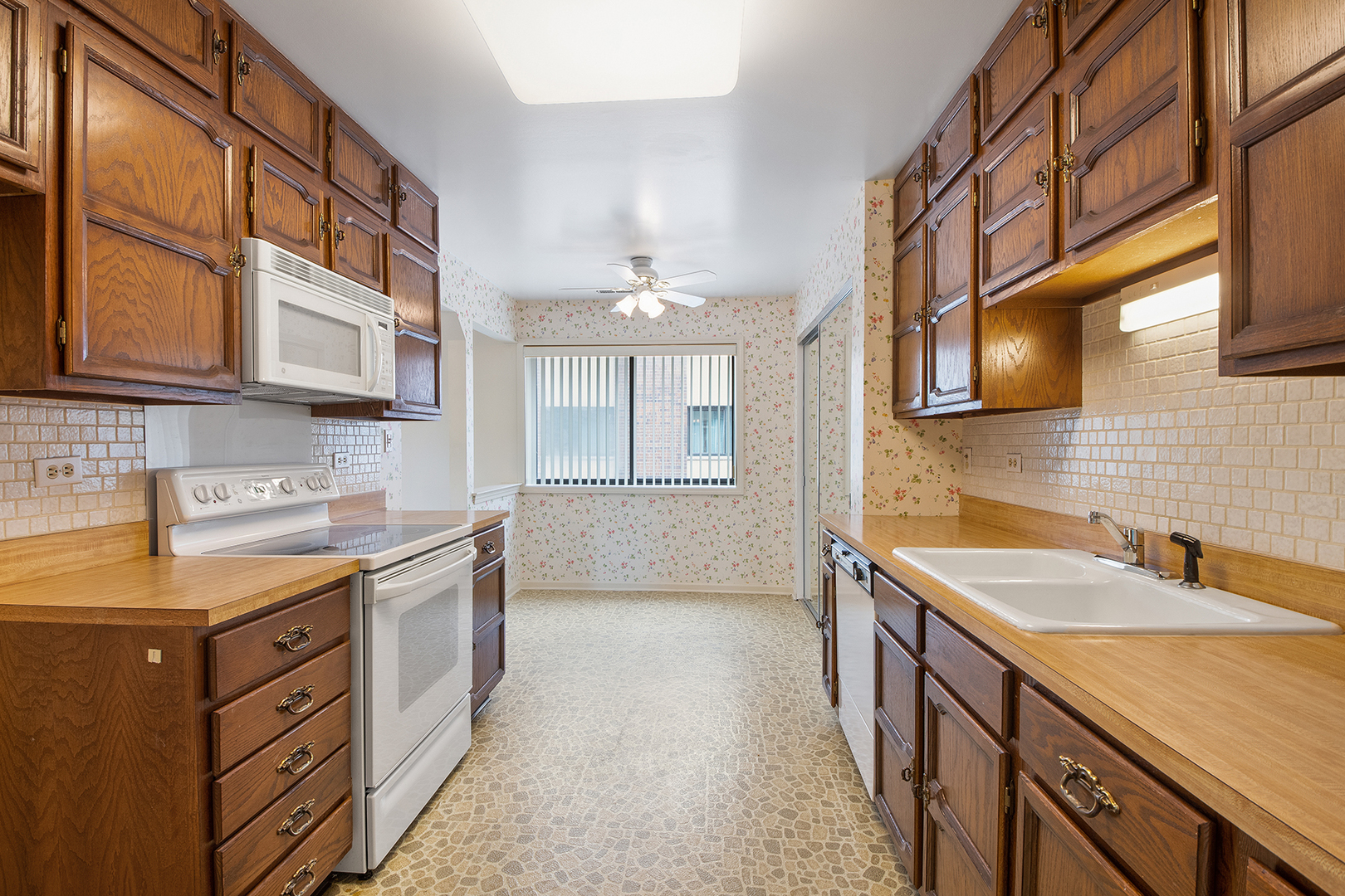 9242 Gross Point Road, Unit B211 Skokie, IL 60077 - Photo 10 of 19 Gallery Image 10
