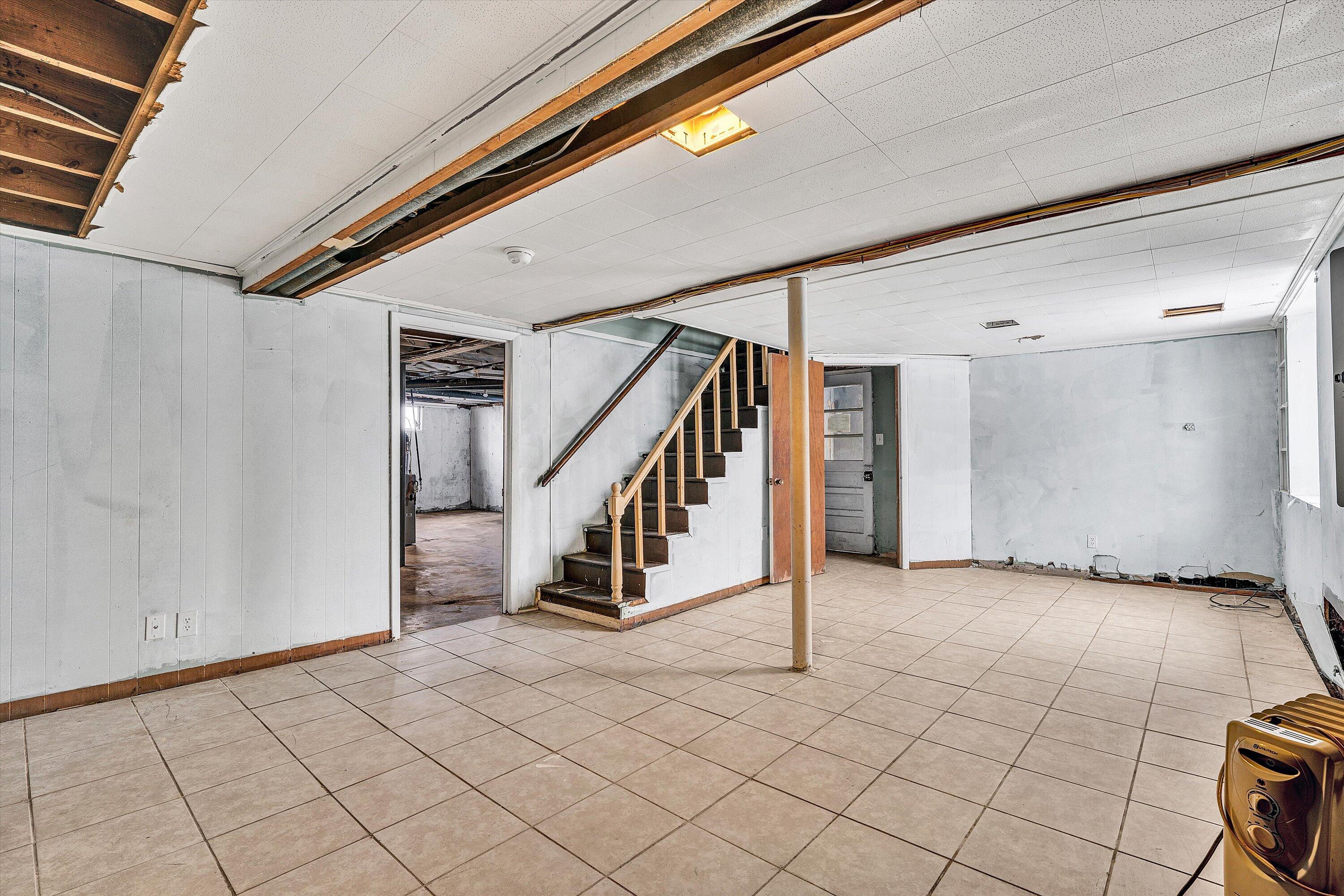 402 Cherryhill Road Northwest Roanoke, VA 24017 - Photo 28 of 42 a view of an entryway