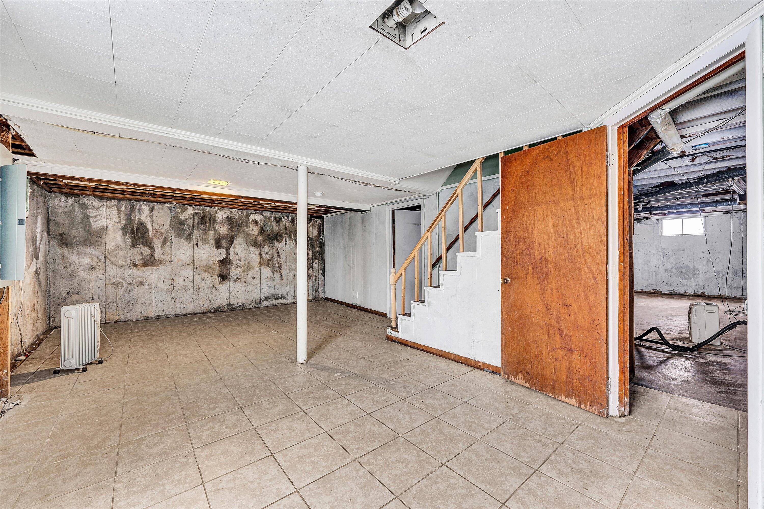 402 Cherryhill Road Northwest Roanoke, VA 24017 - Photo 29 of 42 a view of an entryway with window