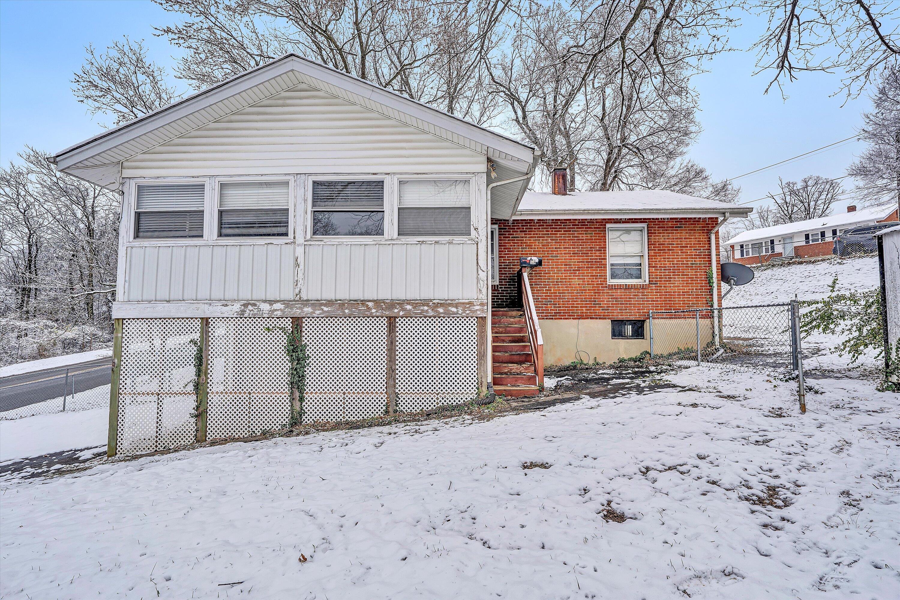 402 Cherryhill Road Northwest Roanoke, VA 24017 - Photo 33 of 42 a house with a outdoor space