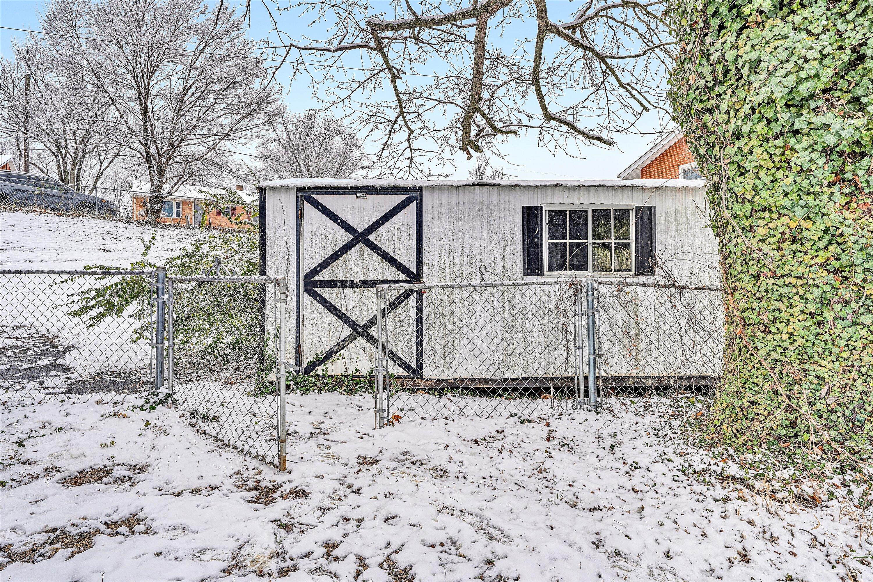 402 Cherryhill Road Northwest Roanoke, VA 24017 - Photo 37 of 42 a backyard of a house with lots of green space