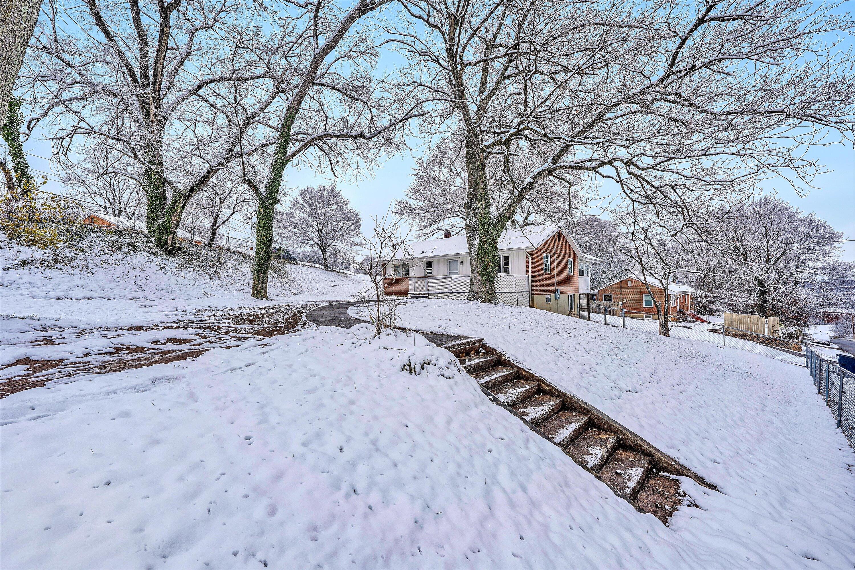 402 Cherryhill Road Northwest Roanoke, VA 24017 - Photo 4 of 42 a view of a yard with wooden fence