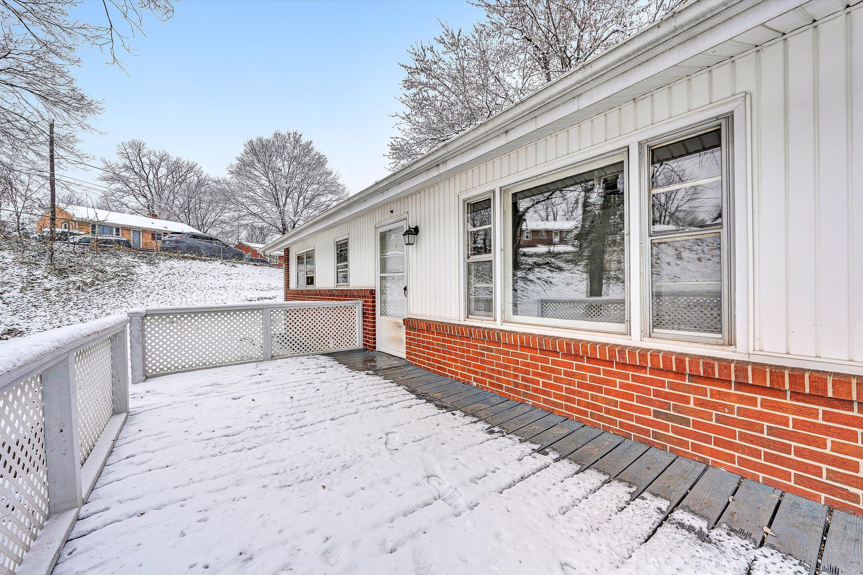402 Cherryhill Road Northwest Roanoke, VA 24017 - Photo 7 of 42 a view of a house with backyard and sitting area