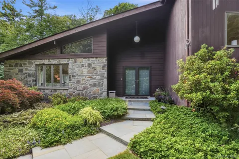 $800,000 | 17 Stoutenburgh Drive, Hyde Park, NY 12538