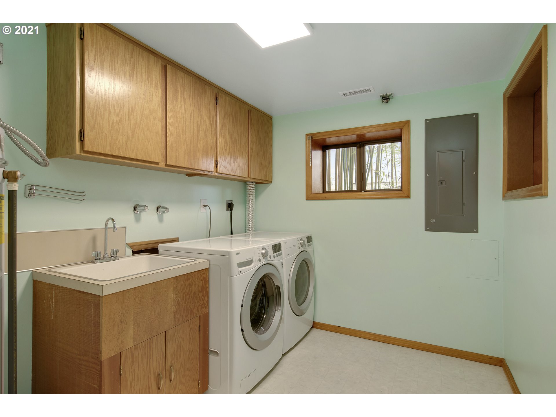 1920 Southwest Nevada Court Portland, OR 97219 - Photo 27 of 31 Gallery Image 27