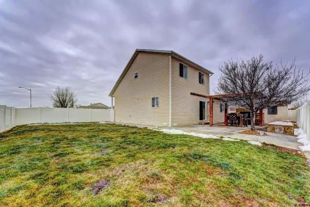 a view of a backyard