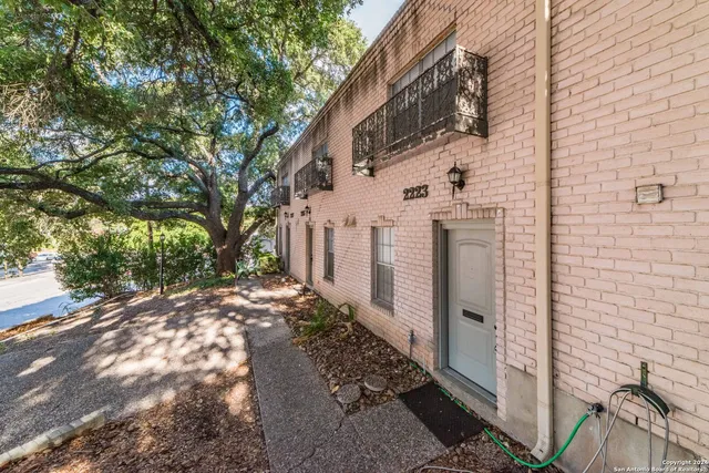 a view of a pathway with a house