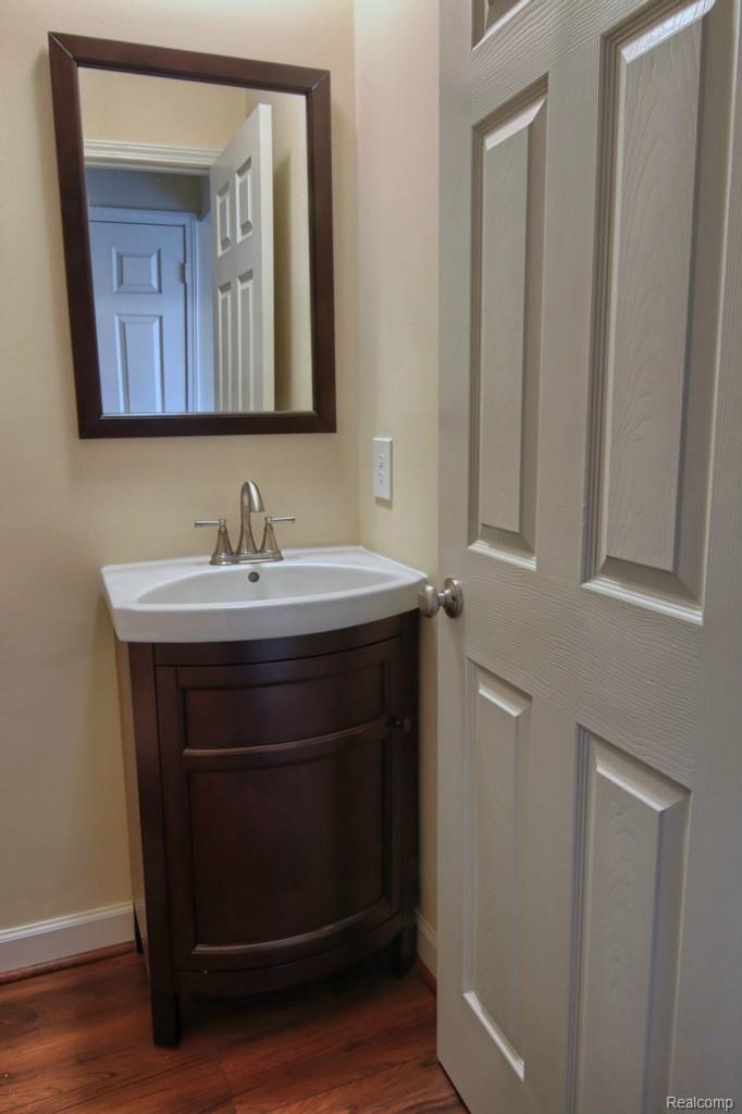 560 Longford Drive Rochester, MI 48309 - Photo 16 of 30 Half Bath.jpg