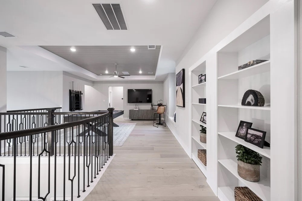 28503 Sandy Lk Drive Spring, TX 77386 - Photo 8 of 9 a view of a hallway with workspace and closet