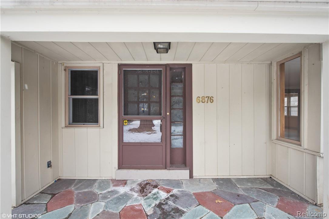 6876 Meadowlake Road Bloomfield Hills, MI 48301 - Photo 2 of 24 02_6876MEADOWLAKERD_2002_HiRes.jpg