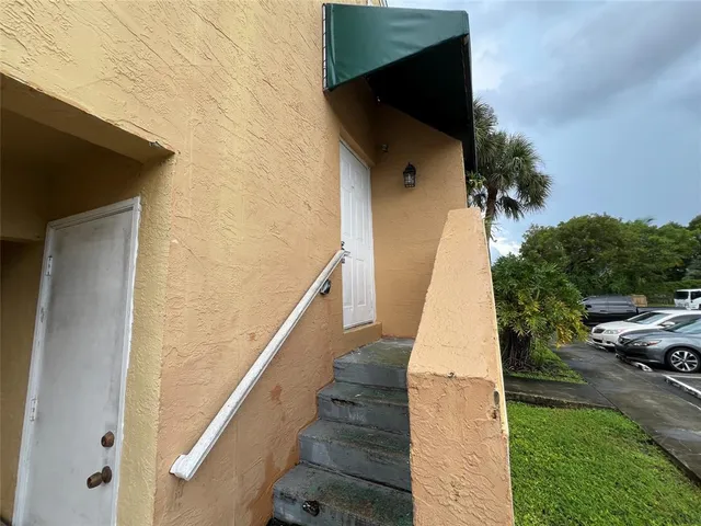 a view of entryway with yard