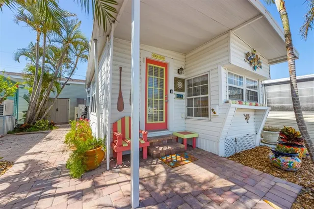 a view of entryway front of house