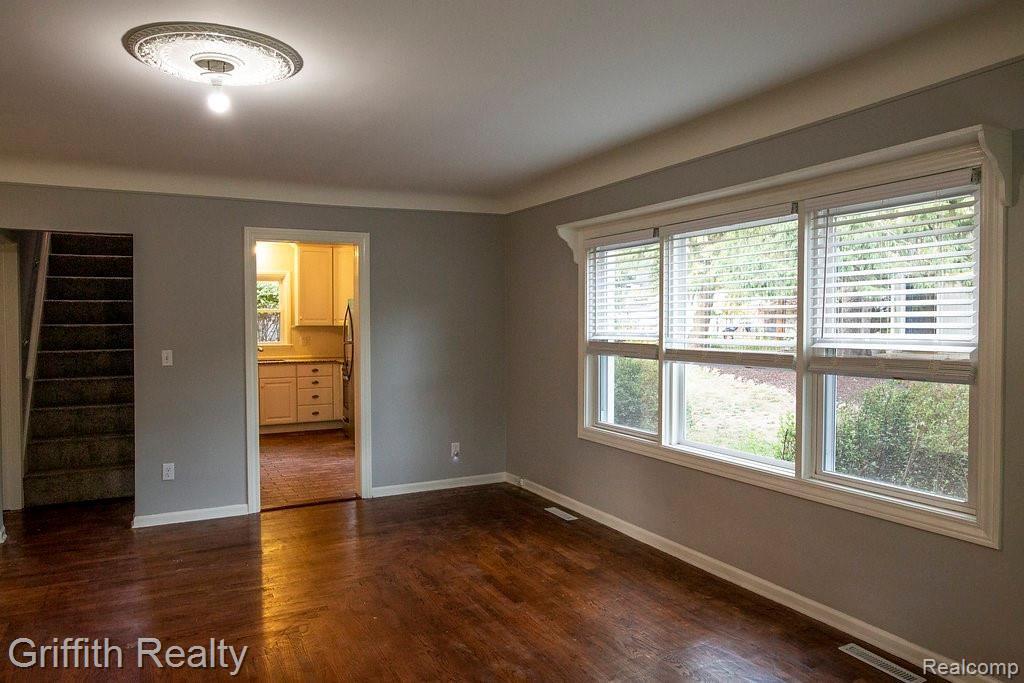 10125 Crouse Road Hartland, MI 48353 - Photo 10 of 35 Living room leading to kitchen