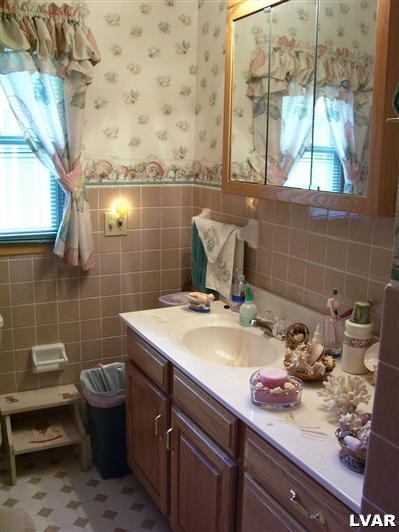5418 Chapmans Road Allentown, PA 18104 - Photo 14 of 14 Main level bathroom