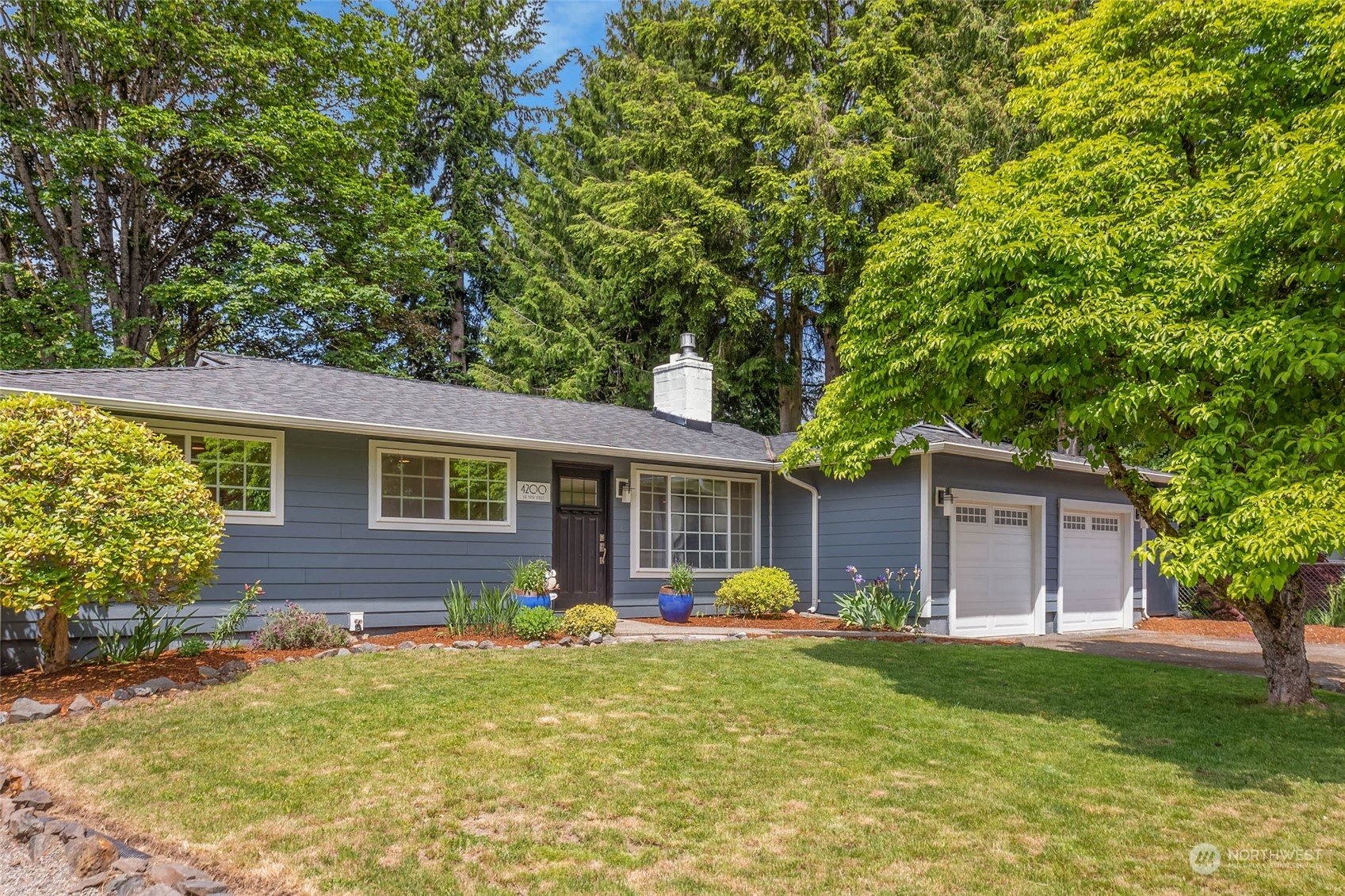 a view of a house with a backyard