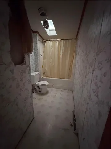 a view of yard covered with green space