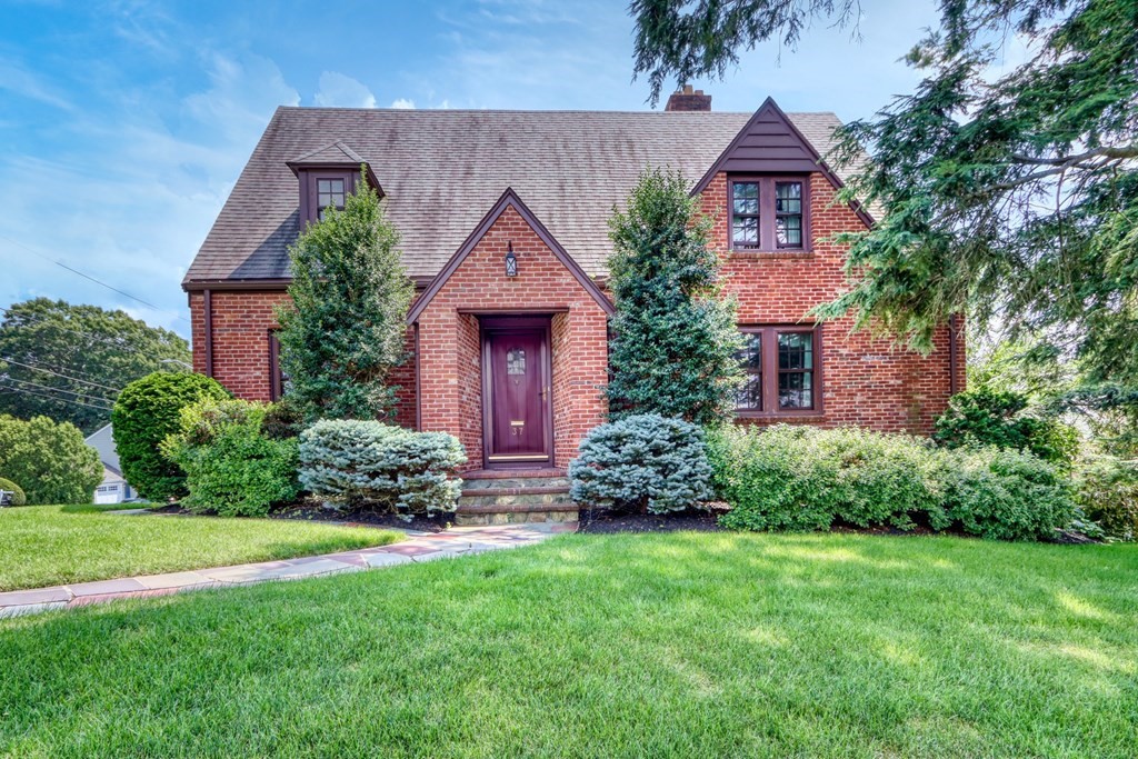 37 Sherwood Road Melrose, MA 02176 - Photo 1 of 42