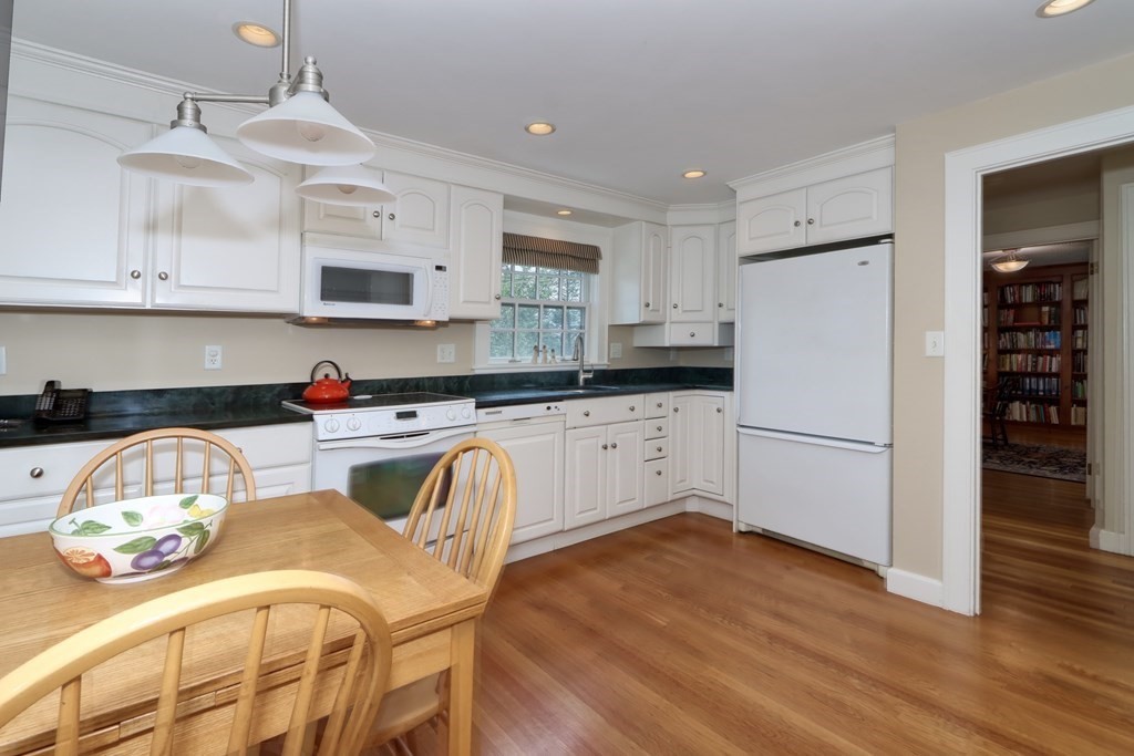 37 Sherwood Road Melrose, MA 02176 - Photo 11 of 42