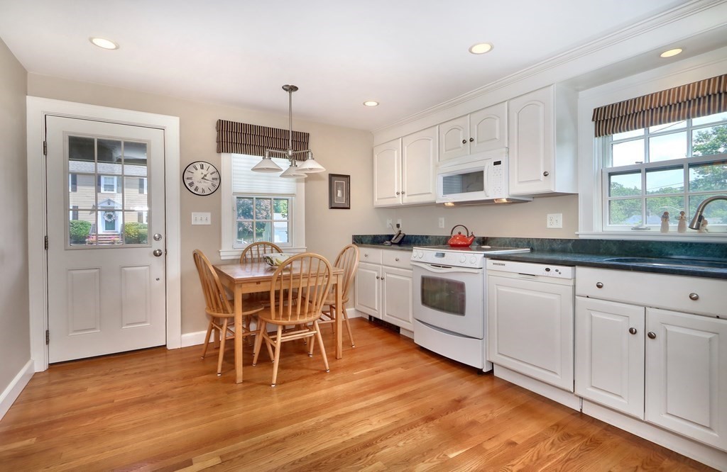 37 Sherwood Road Melrose, MA 02176 - Photo 9 of 42