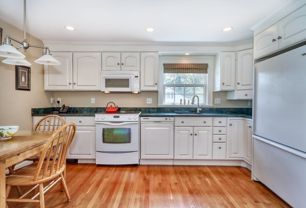 37 Sherwood Road Melrose, MA 02176 - Photo 10 of 42