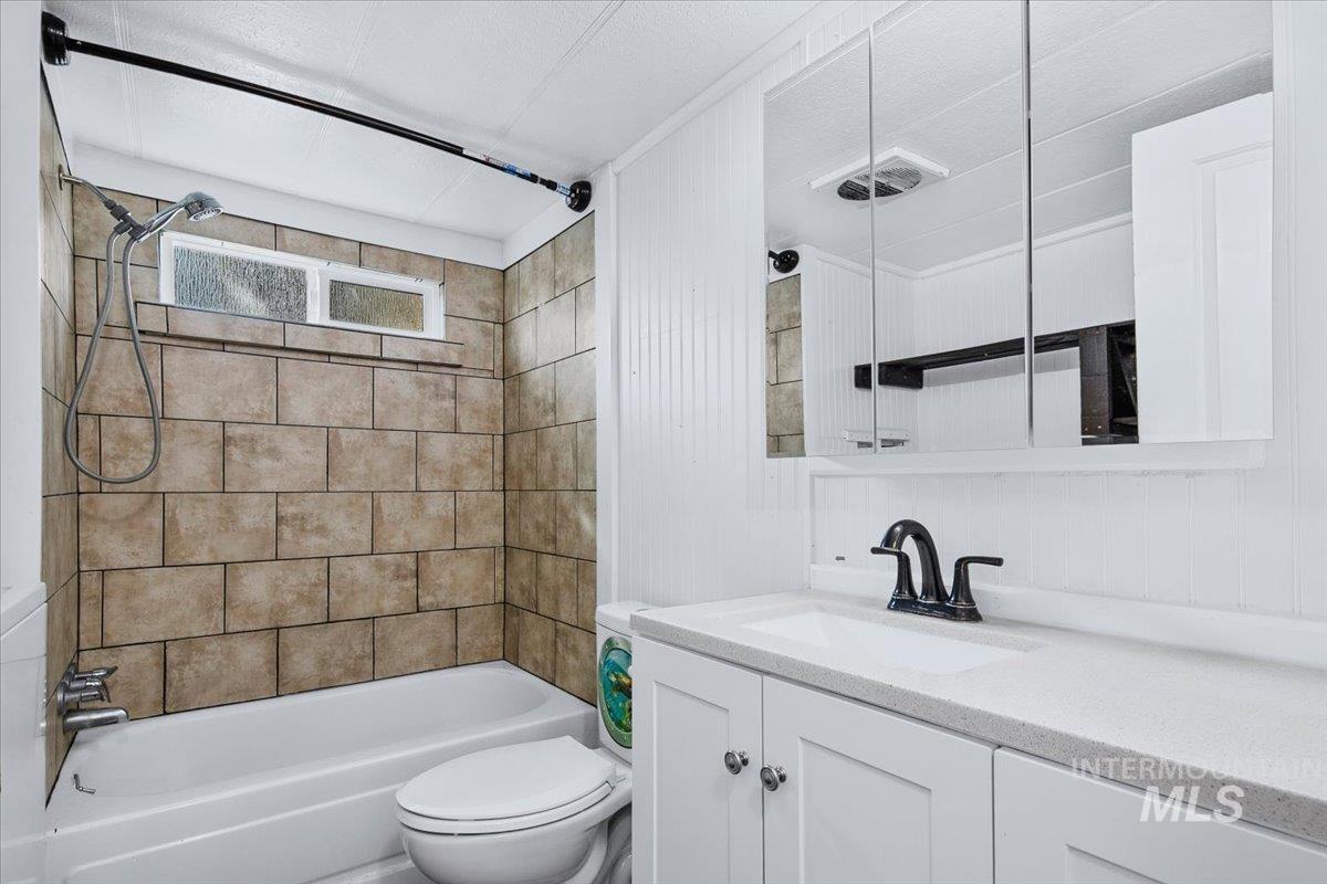 7701 West Ustick Road, Unit 14 Boise, ID 83704 - Photo 18 of 22 Bathroom with vanity and shower / washtub combination