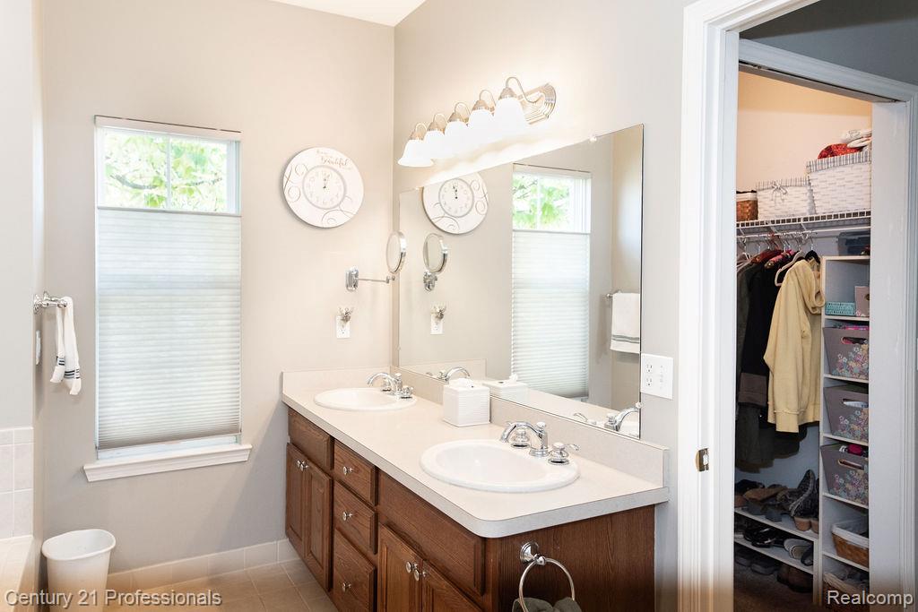 767 East Bluff Court Rochester Hills, MI 48306 - Photo 29 of 52