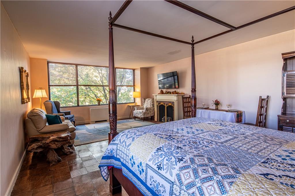 112 Washington Place, Unit 2F Pittsburgh, PA 15219 - Photo 13 of 30 a bed sitting in a bedroom next to a window